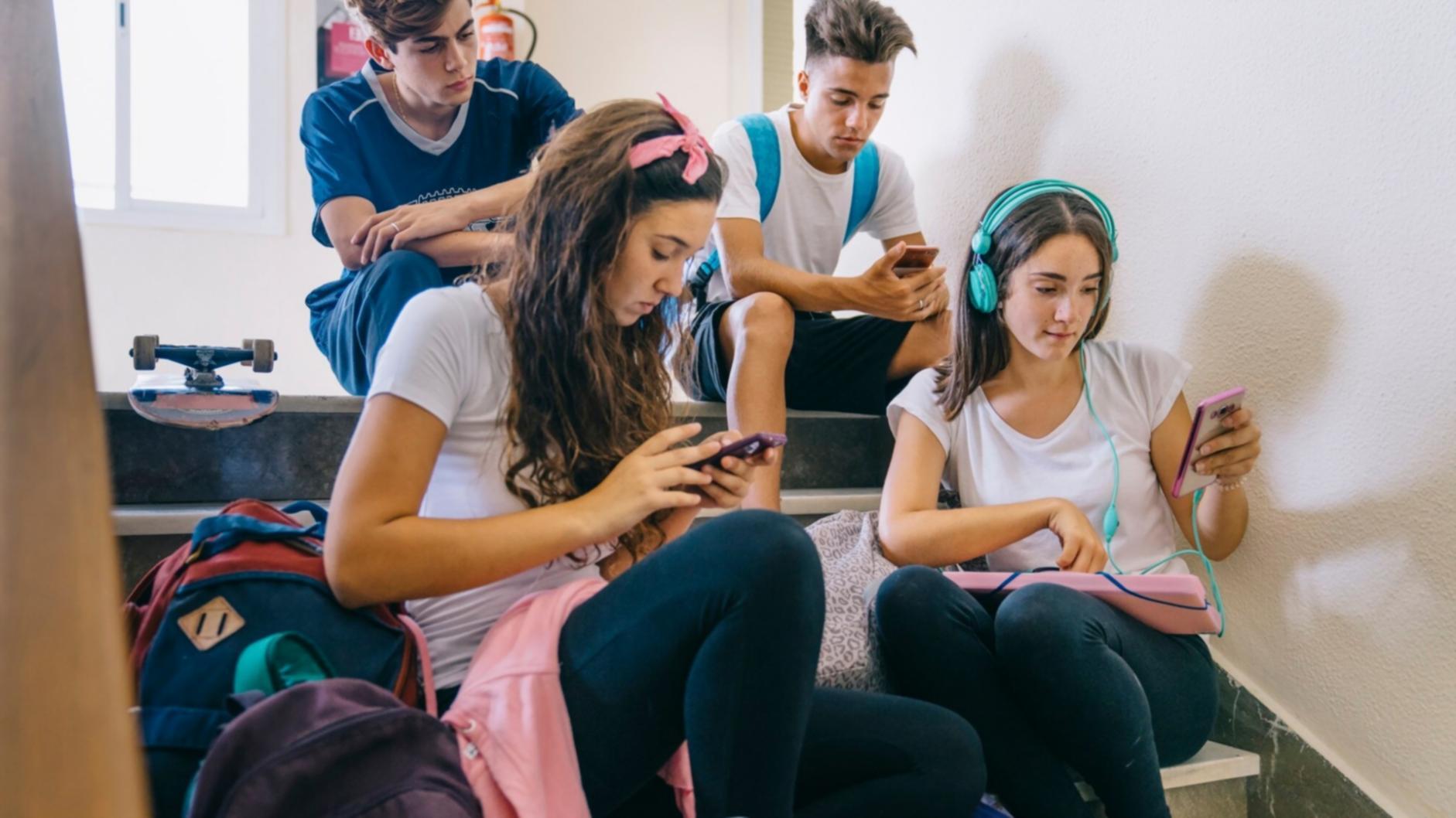 Finanzanalysten arbeiten gemeinsam an Dateninterpretation