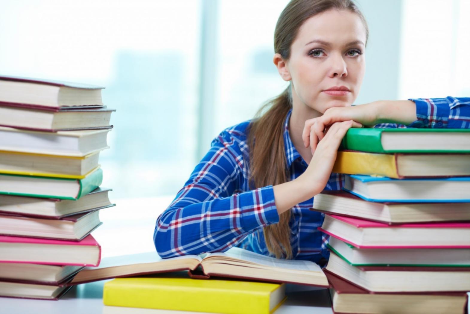 Modernes Büro mit Finanzanalyse-Tools